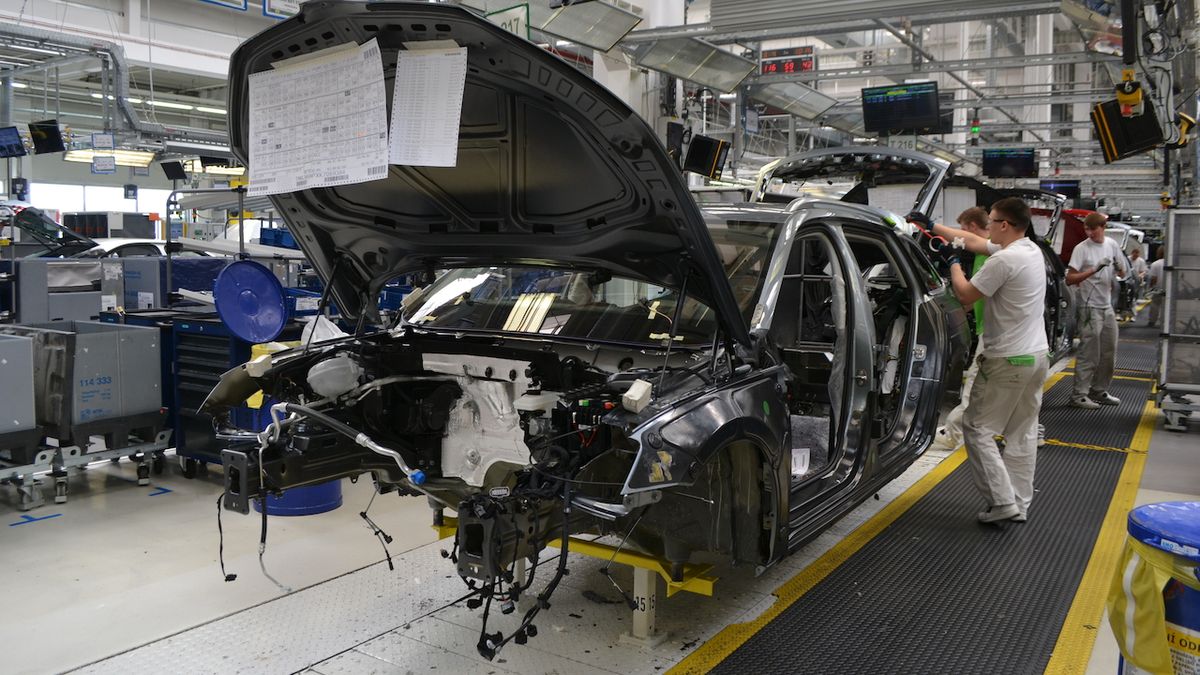Výroba aut nadále brzdí český průmysl